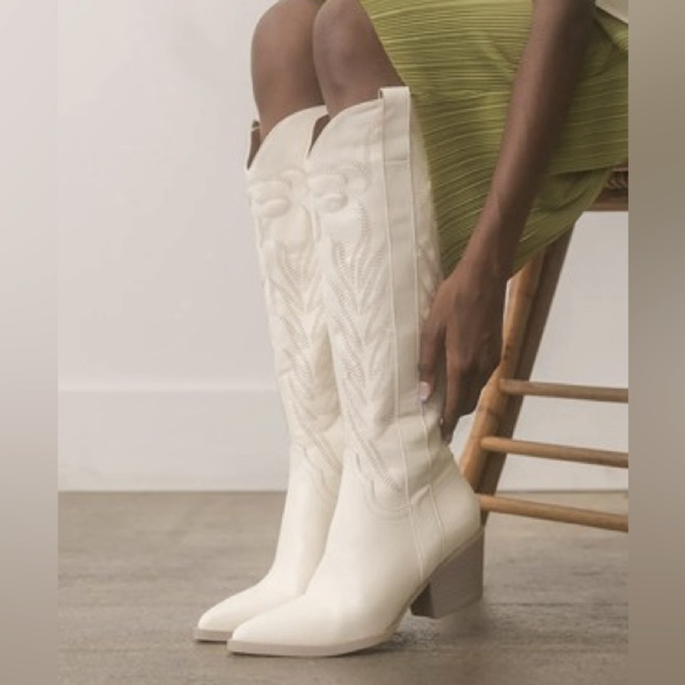 🆕 Western White Embroidered Cowgirl Boots